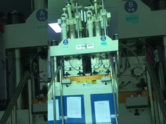 Σημερινή μηχανή ψεκασμού διχρωματικής ένεσης 120 τόνων που χρησιμοποιείται για δύο χρώματα παιχνιδιών